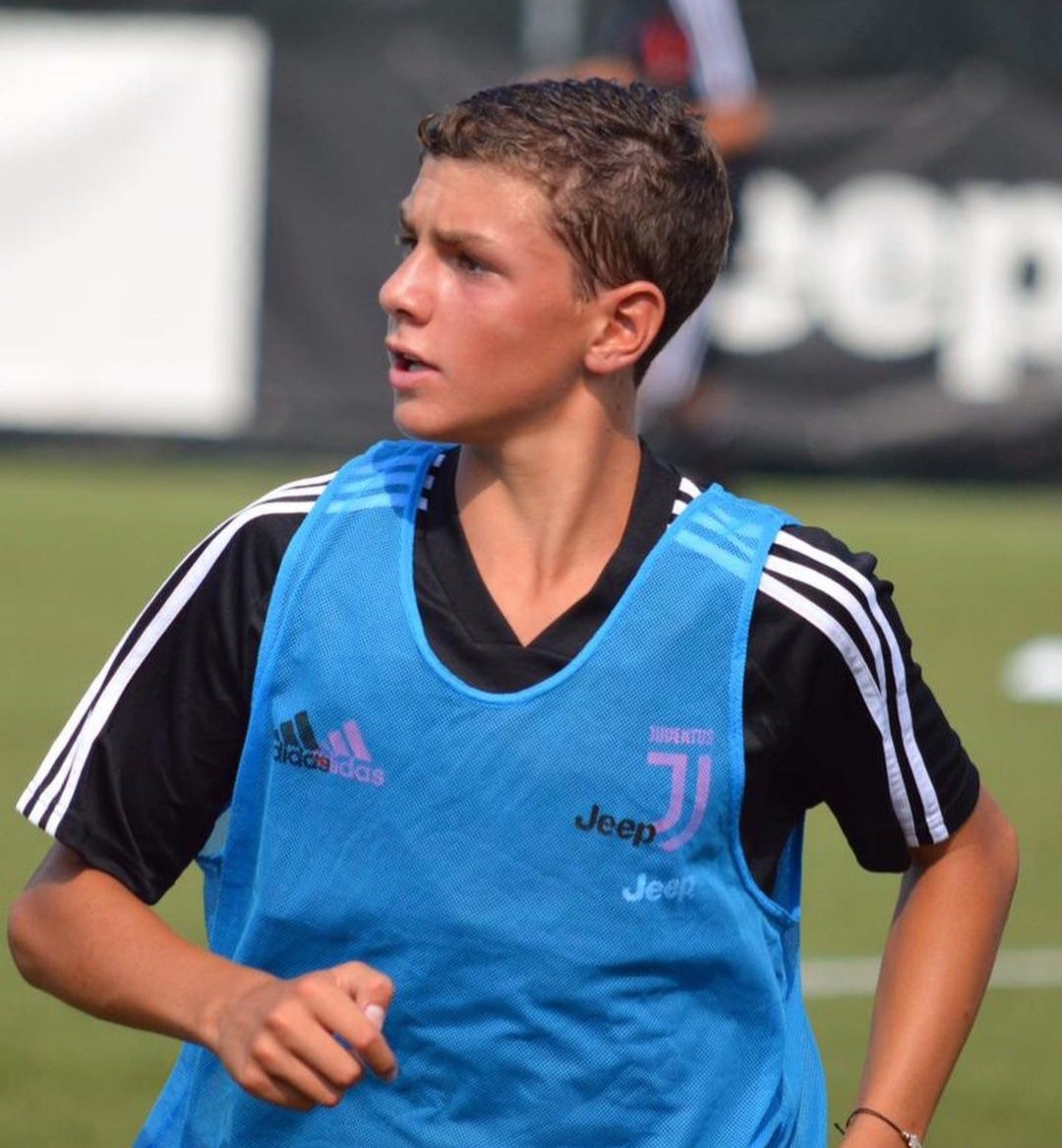 pazzamente_juve's tweet photo. Lorenzo Anghelè (2005) arriva dalla Sampdoria nell'estate del 2019, andando in U15.
5 anni dopo, estate 2024, fa il suo esordio in Serie A con la Juventus ⚪⚫ https://t.co/YHQaFYSVyM
