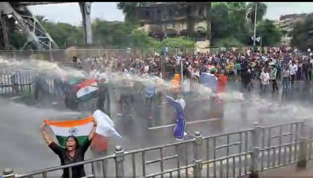 UmeshThakran007's tweet image. Mamta Banerjee has the right to perform peacefully in democracy and you can not even snatch this right from people. People who are performing on Howrah Bridge come from Mamta. You are a woman yet female doctor is still waiting for justice! #HOWRAHBRIDGE &quot;&quot; Mamata Banerjee &quot;&quot;…