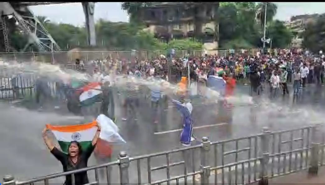 UmeshThakran007's tweet image. Mamta Banerjee has the right to perform peacefully in democracy and you can not even snatch this right from people. People who are performing on Howrah Bridge come from Mamta. You are a woman yet female doctor is still waiting for justice! #HOWRAHBRIDGE &quot;&quot; Mamata Banerjee &quot;&quot;…