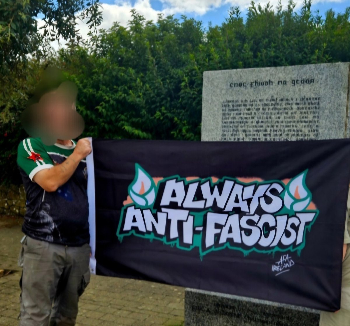 1922_adrian's tweet image. Anti-Imperialist Action activists from #Wexford recently hiked up Vinegar Hill in #Enniscorthy.

Vinegar hill is a sacred place for Irish Republicans, in the Rebellion of 1798 around 20,000 United Irish Rebels encamped on the hill faced the might of the British Army