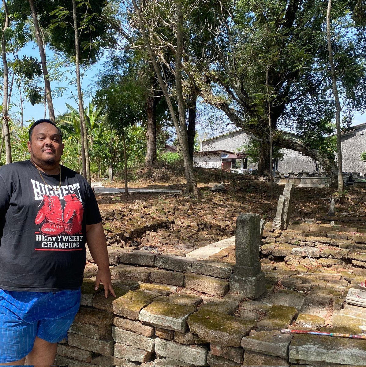 AndyGDT's tweet photo. Akhirnya sampai juga ke makam si Mbah 🥹🥹 maturnuwun mas @Fire_Weapons_ 🙏 https://t.co/2vnNlcUeLX