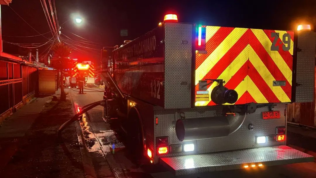 Esta madrugada nuestra unidad Z-9 en apoyo a Cuerpo de Bomberos de Hualpén por 1era Alarma de Incendio estructural en las intersecciones de Yugoslavia y Estambul