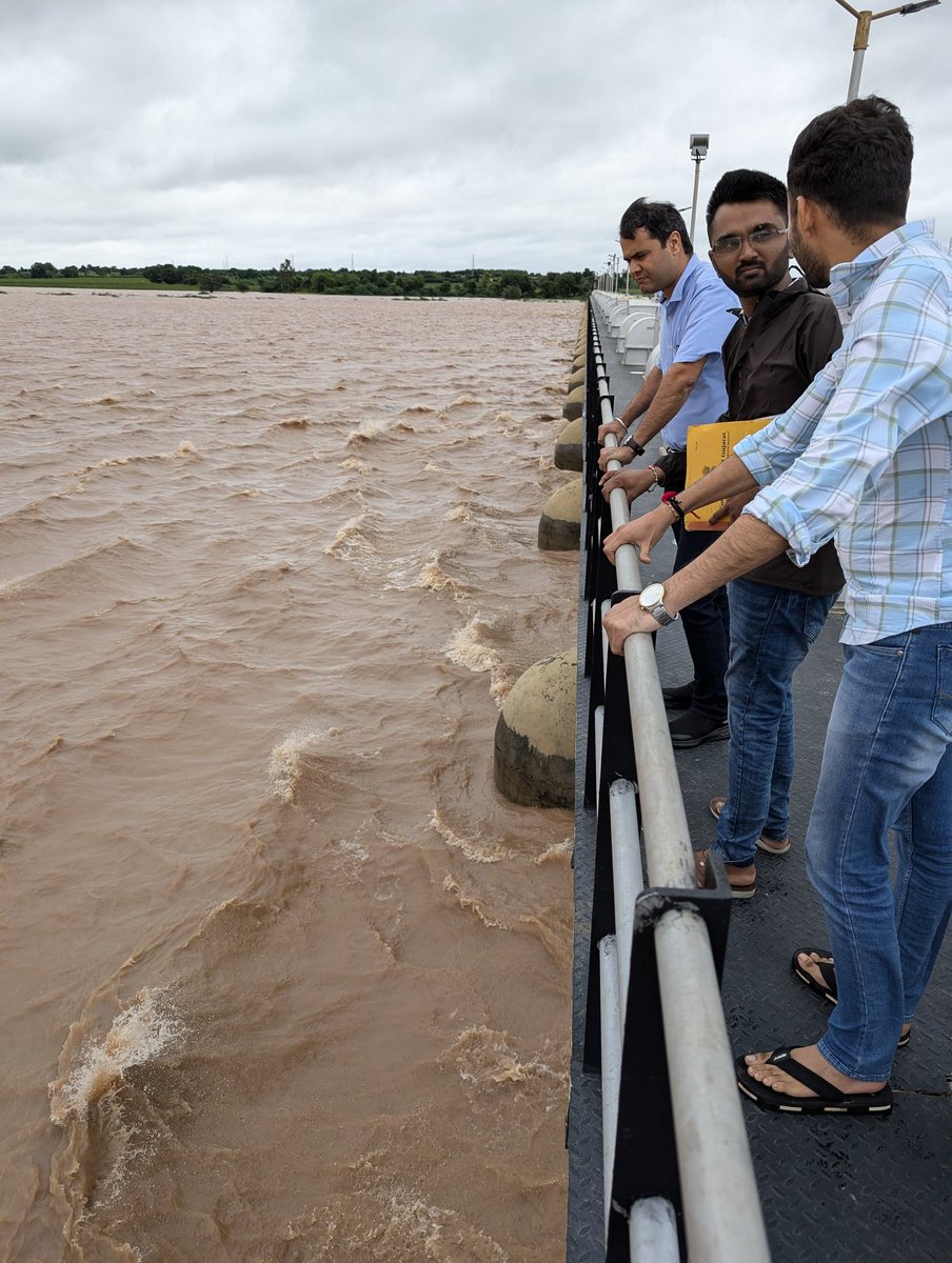 CollectorSRN's tweet photo. સુરેન્દ્રનગર જિલ્લામાં ભારે વરસાદને પગલે જિલ્લાના પ્રભારી સચિવશ્રી, જિલ્લા કલેકટરશ્રી તથા પોલીસ અધિક્ષકશ્રી દ્વારા નાયકા અને ધોળીધજા ડેમની મુલાકાત લેવામાં આવી.
#RainAlertinGujarat
@CMOGuj 
@InfoGujarat 
@Info_Srn 
@DDOSURENDRANAGR https://t.co/fyHCwsRbOP