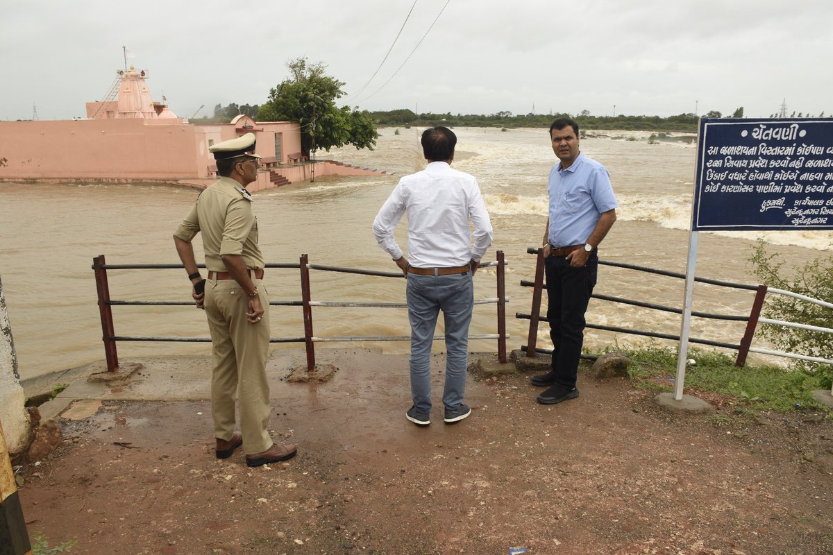 CollectorSRN's tweet photo. સુરેન્દ્રનગર જિલ્લામાં ભારે વરસાદને પગલે જિલ્લાના પ્રભારી સચિવશ્રી, જિલ્લા કલેકટરશ્રી તથા પોલીસ અધિક્ષકશ્રી દ્વારા નાયકા અને ધોળીધજા ડેમની મુલાકાત લેવામાં આવી.
#RainAlertinGujarat
@CMOGuj 
@InfoGujarat 
@Info_Srn 
@DDOSURENDRANAGR https://t.co/fyHCwsRbOP