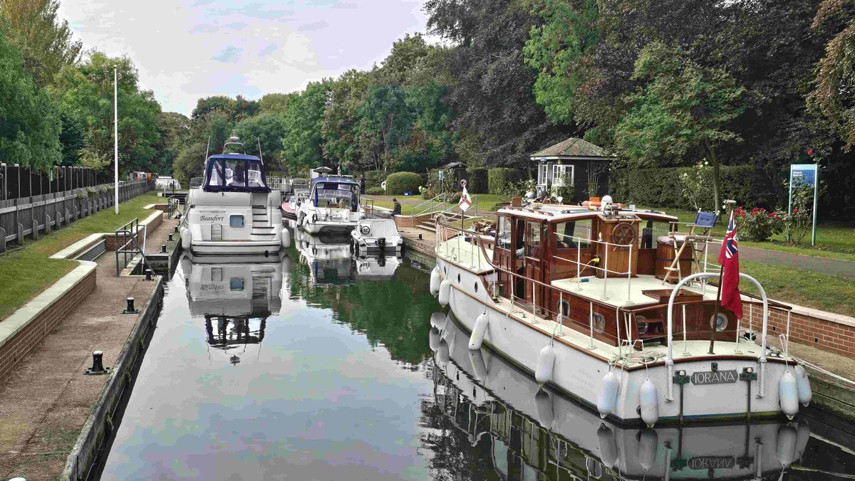 RomneyWeir's tweet photo. This was the situation before my lock started working - trapped boats and queues on the laybys #Thames #boating #LockProblems https://t.co/lqx9Rk6PjQ