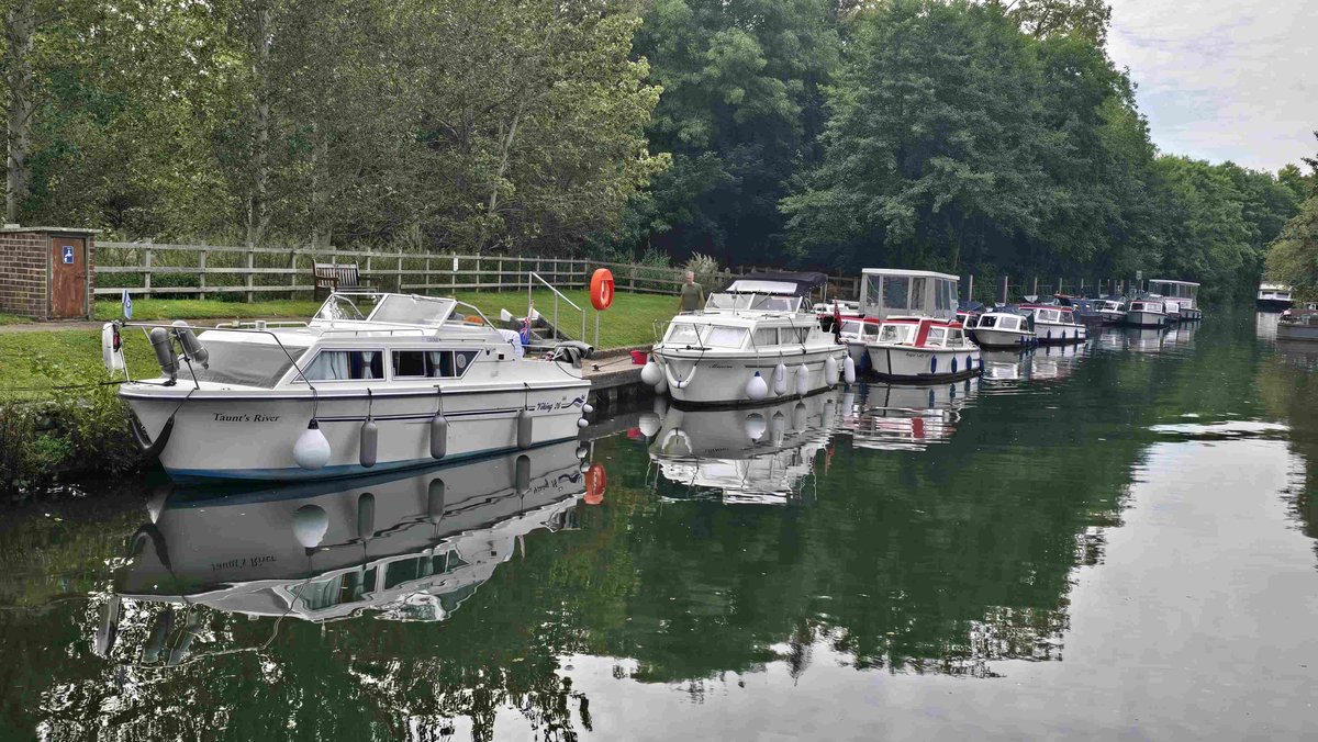 RomneyWeir's tweet photo. This was the situation before my lock started working - trapped boats and queues on the laybys #Thames #boating #LockProblems https://t.co/lqx9Rk6PjQ