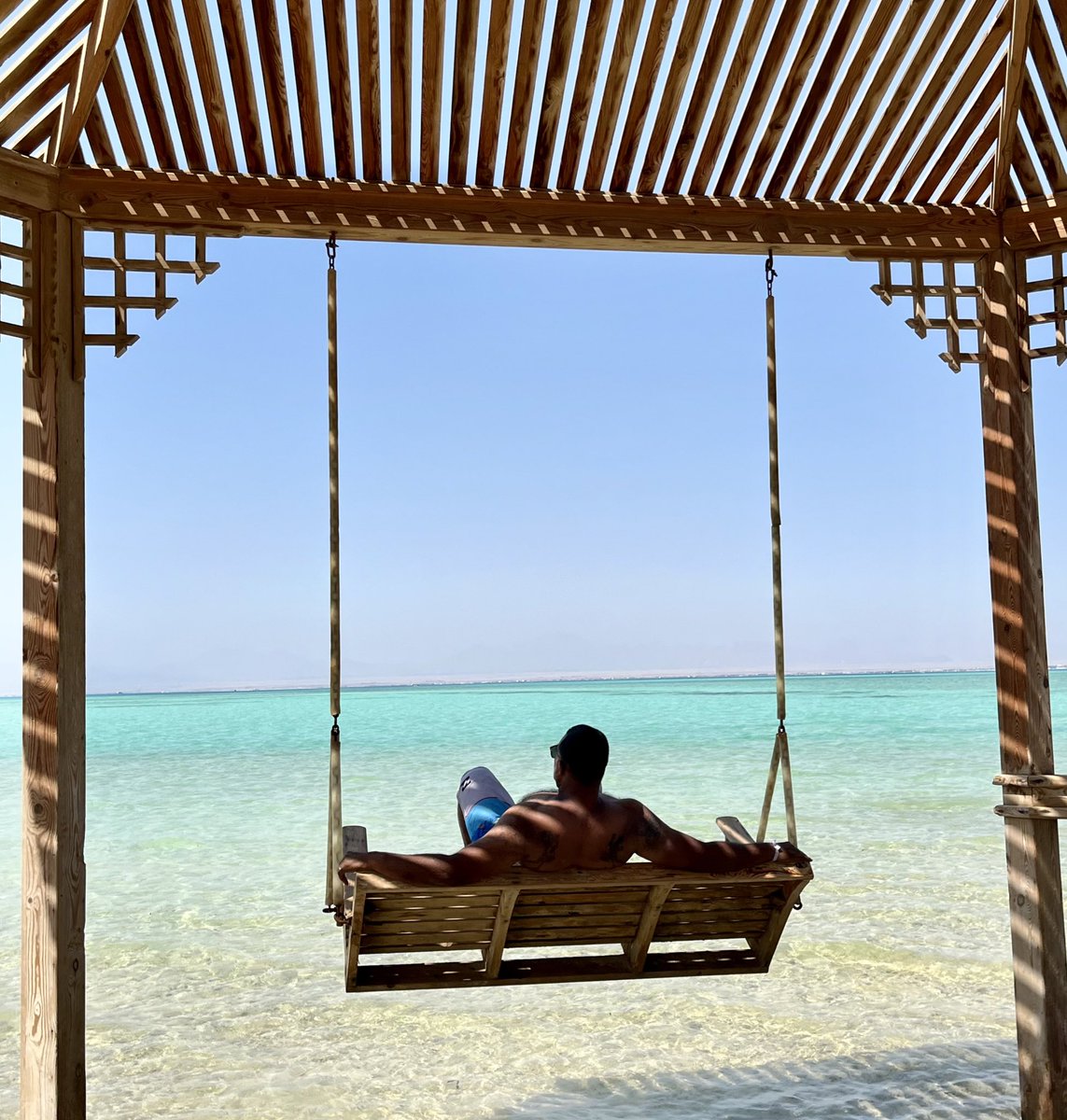 Pendant mes vacances en Égypte, je me suis véritablement régalé. J'ai été ébloui par la richesse historique et culturelle de ce pays, les majestueuses pyramides de Gizeh, les temples grandioses de Louxor, et les mystères de la Vallée des Rois et les magnifiques plages #egypt