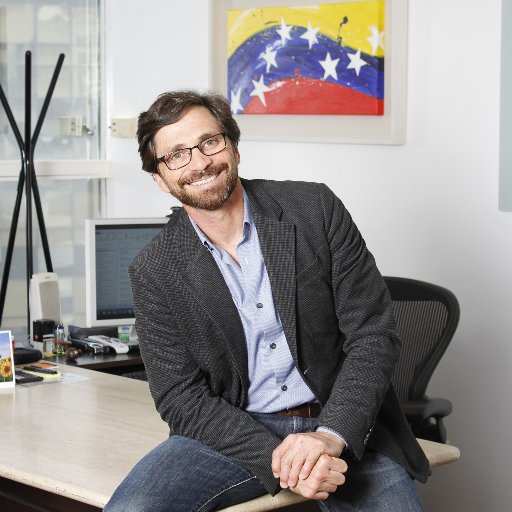 EmmaRincon's tweet image. Este señor que ven acá es el presidente de la Bolsa de Valores de Caracas, Horacio Velutini @hvelutini61  (me tiene bloqueado, por cierto).

Este sujeto le está diciendo a la prensa internacional que Maduro brinda "mayor estabilidad" a los empresarios, que un eventual gobierno de…