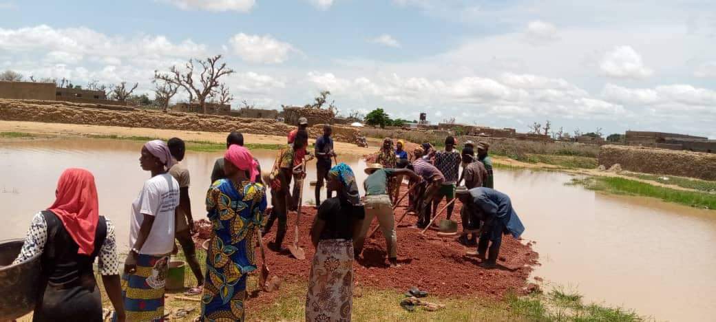 rbm_maroobe's tweet photo. #TASSAGHT conduit plusieurs activités en faveur des communautés bénéficiaires notamment la restauration des terres cultivables, des forêts, des aires de pâturages, du couvert végétal et des rues dégradées. https://t.co/xuMJsib5qz