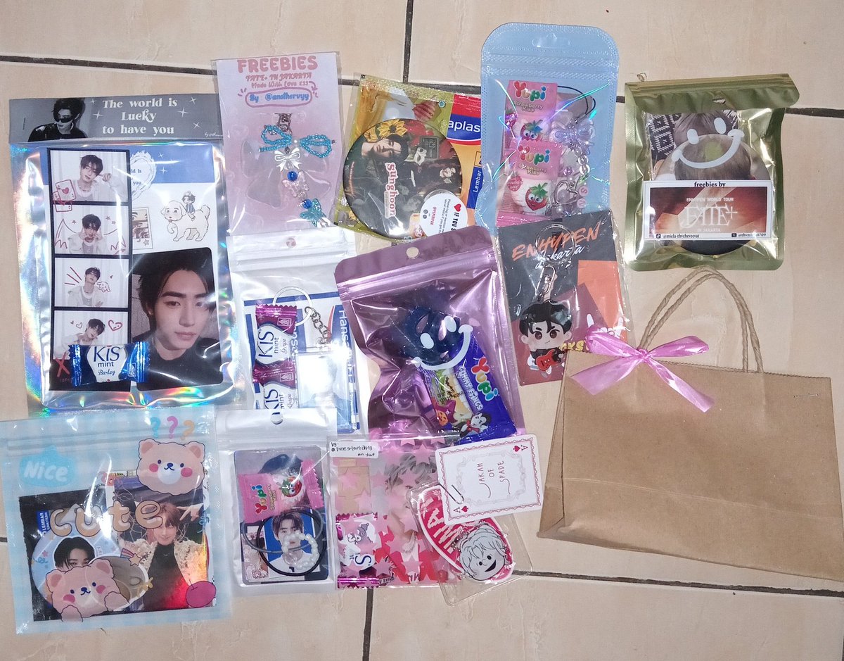 dalpaengiy's tweet photo. baru update+unbox freebies, awesome freebies✨ dapet pas lagi nunggu depan hall 1. You guys are the best! I'll keep it well🤍🫶🏻

Special thanks to @themoondusk @anothervyy @rikippan @shasarent @pepiripaa @thvmiela0709 &amp; engene lain yang sudah ngash ke aku maaf ganemu twitternya🥺 https://t.co/su5aub4ztr
