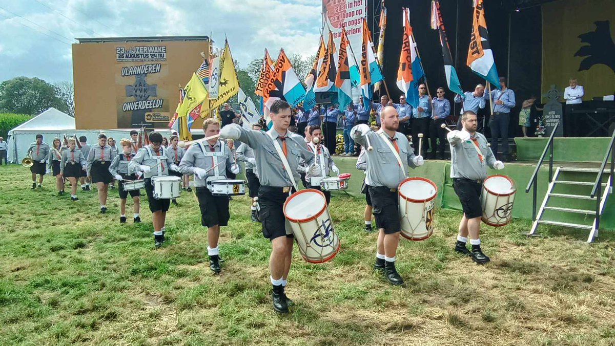 pnbsbb's tweet photo. ⬛️⬜️BREIZH - VLAANDEREN 🟨⬛️

À l'invitation du @voorpost, une délégation du PNB s’est rendue à la 23e édition de l’#Ijzerwake, festival du patriotisme flamand !

👉Retour sur ces belles journées d'amitié britto-flamande [🧵] https://t.co/Di2j3cSO0v