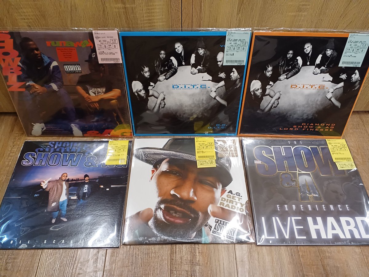 D.I.T.C.が誇るレジェンド・ラッパー A.G.がご来店！
(プライベートとのことです)
当店スタッフと記念に一枚！
来月にはSOUTHPAW CHOPとのコラボ7インチのリリースを控えております！
もちろん当店にはD.I.T.C.関連作品やA.G.ソロアルバムが中古でご用意ございます！