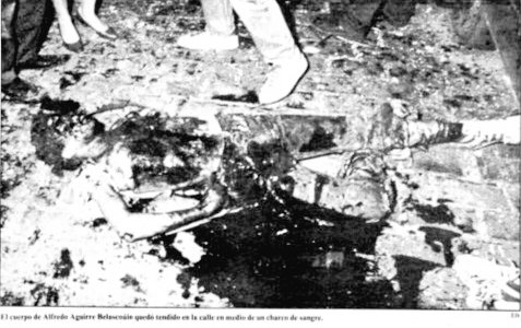 CarlosDeUrrecha's tweet photo. "Estaba sangrando. Corriendo lo cogí y le dije: '¿Qué te han hecho, hijo mío? ¿Qué te han hecho?'"
Dña Mari Carmen, madre del niño Alfredo Aguirre Belascoáin asesinado con una bomba en Pamplona por los cobardes de ETA

"Relatos de plomo de ETA en Navarra"
https://t.co/y7jYTmPmgF https://t.co/j19r1xSm55