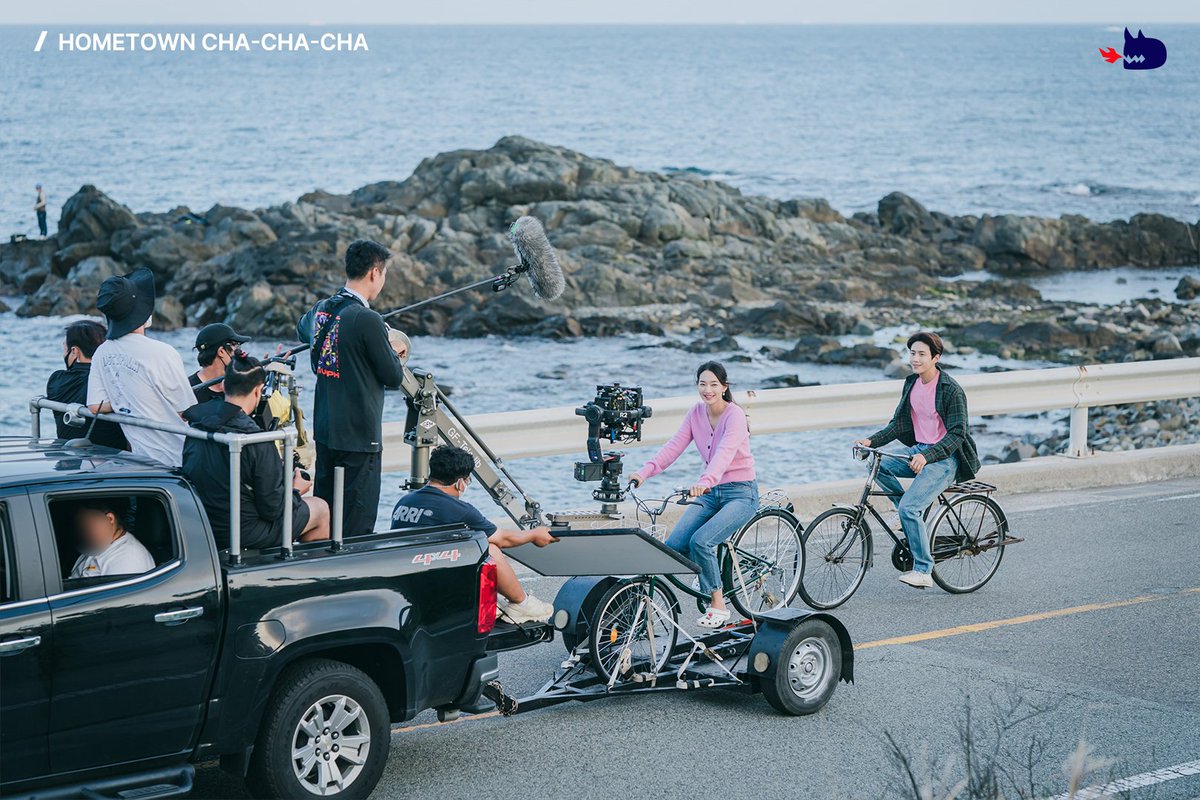 studiodragonKR's tweet photo. In the summer, #HometownChaChaCha !
You can watch it on TVING and Netflix! https://t.co/QyPPEVSLy7