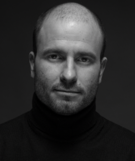Sin palabras por la tempranísima pérdida del actor y dramaturgo Julián Ortega. 

En teatro brilló con 'El señor Ibrahim y las flores del Corán', 'Bodas de sangre' y numerosos textos clásicos. En televisión, recientes son sus trabajos en '4 estrellas', 'El pueblo' o 'Cristo y Rey'