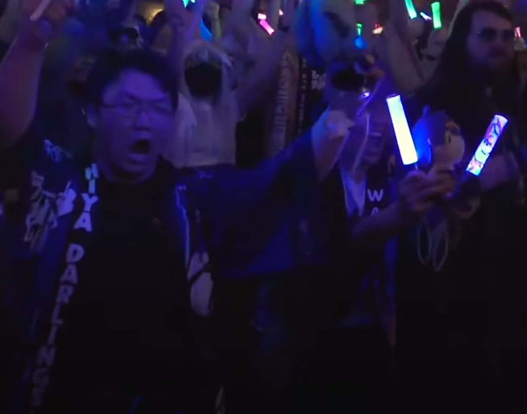 gg__sora's tweet photo. It's time I start thanking some people who just made my time In NYC for #BreakingDimensons even better.
@nerissa_en If you see this you made my world so much brighter. You are MY KAMI OSHI without a doubt I near went over the railing from the wink. 2/5 https://t.co/oo7HqFIxCo