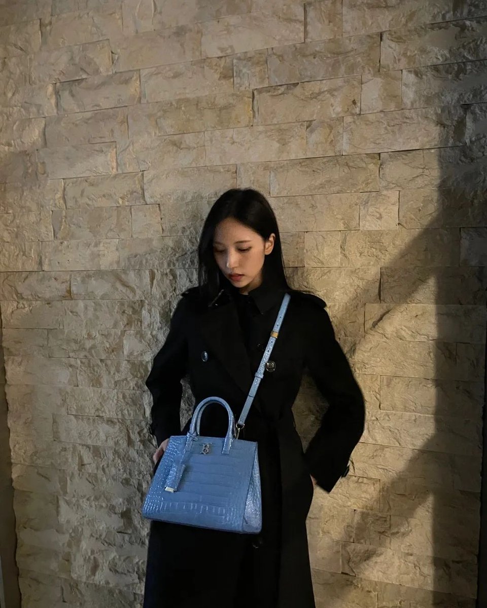 The perfect combination of colours that I like: black and blue.