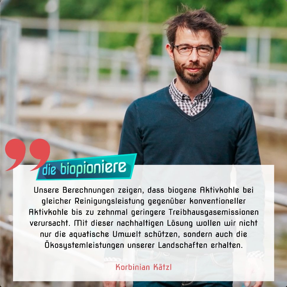 biooekonomieDE's tweet photo. 🌿🌍Korbinian  Kätzl von der Universität Kassel und sein Team nutzen Grünlandbiomasse,  um Aktivkohle zu erzeugen, die fossile Alternativen ersetzen kann💧
Erfahre mehr in der neuen Folge der Biopioniere! 🎥 
https://t.co/iZz3aUjo9F
#Bioökonomie #Nachhaltigkeit #Wasserwirtschaft https://t.co/caxD9zIAZA