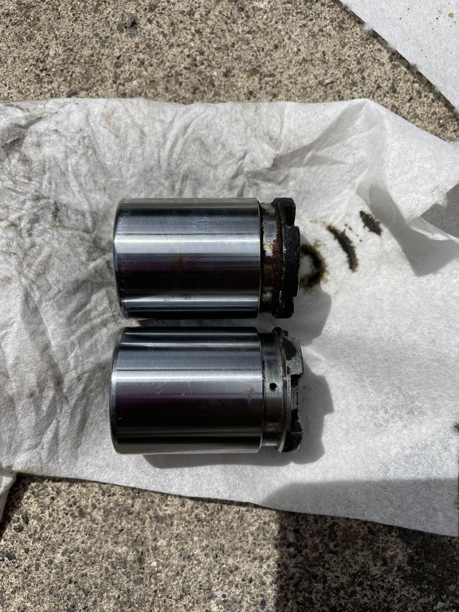 世のs13シルビア、180sxオーナーの皆様
お待たせ致しました。
14.15のリヤキャリパーはプリウスが適合との事でs13は合わなかった
しかし、コレからはzc33sスイスポのリヤキャリパーピストンがドンピシャで、流用可能です
まだ生き残る可能性はありますよ