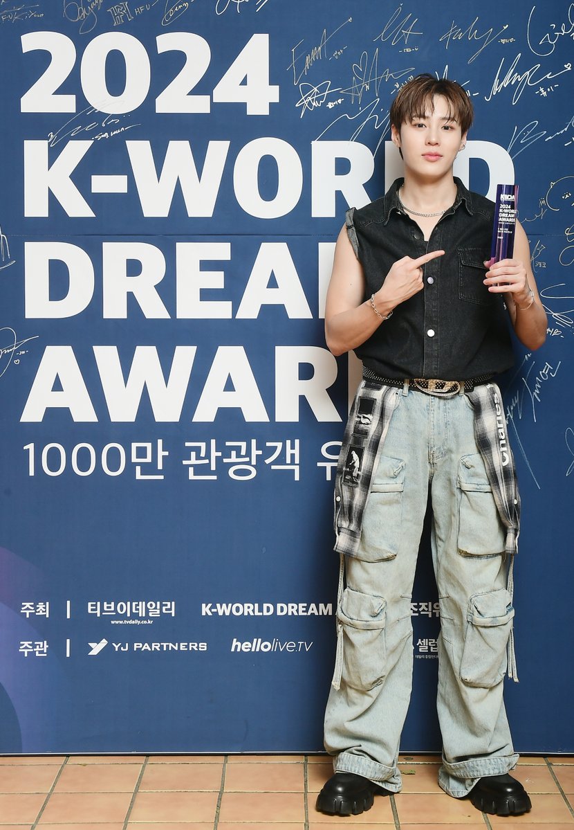 K-WORLD DREAM AWARDS tweet media