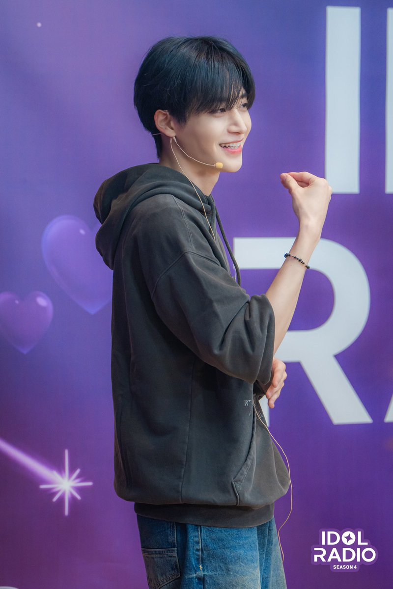 [#아이돌라디오4 앨범 240826]

📸EP#53. 뽀개진 심장 클럽(BHC), SF9의 컴백 (스페셜DJ. CRAVITY 정모&amp;원진)

.　　∧、＿∧
`Σ.(;゜┌┐゜) ㅎㅓㄱ❗
　　/し└┘J 美쳤나봐❗
　...し——J #모디미모❗

<a href="/CRAVITYstarship/">CRAVITY OFFICIAL</a> <a href="/CRAVITY_twt/">CRAVITY</a>

#MBC #IDOLRADIO #아이돌라디오 #아돌라 #CRAVITY #크래비티