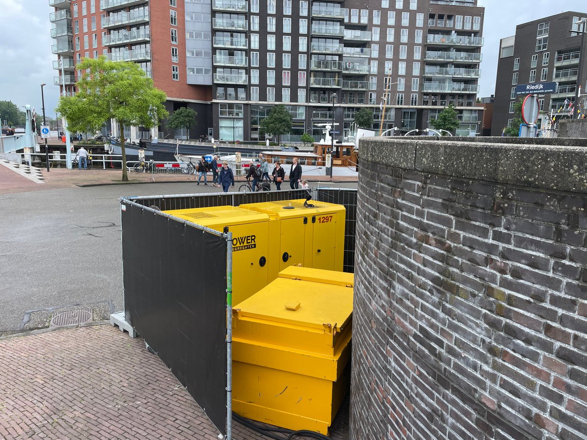 GenpowerBV's tweet photo. Eerder dit jaar was Dordt in Stoom, een driedaags evenement vol stoomplezier! Tijdens het event kon je genieten van allerlei stoommachines. Natuurlijk waren onze aggregaten ook van de partij om voor de nodige energie te zorgen. #dordtinstoom #aggregaten #daarkrijgjeenergievan https://t.co/m1MtCgJlLA
