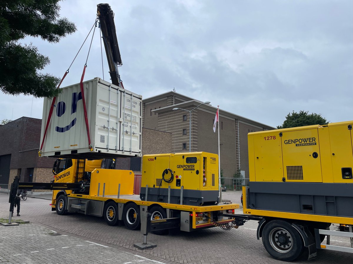 GenpowerBV's tweet photo. Eerder dit jaar was Dordt in Stoom, een driedaags evenement vol stoomplezier! Tijdens het event kon je genieten van allerlei stoommachines. Natuurlijk waren onze aggregaten ook van de partij om voor de nodige energie te zorgen. #dordtinstoom #aggregaten #daarkrijgjeenergievan https://t.co/m1MtCgJlLA