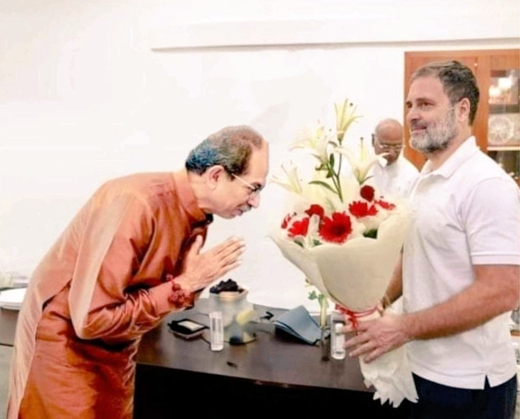 PrasantPathak_'s tweet photo. आज ये व्यक्ति उद्धव ठाकरे अपने निजी राजनितिक फायदे के लिए उसके सामने झुक गया है, जिसकी दादी के स्व बालासाहेब के सम्मान मे प्रणाम करती थीं ।
यह देखकर स्व बालासाहेब की आत्मा विलाप कर रही होगी ।

#शुक्रिया_उद्धव_जी https://t.co/iMcRdUKCmB