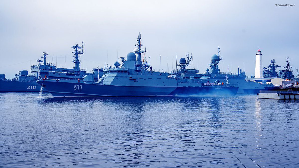 How it started.         How it’s going 
Black Sea Fleet      Baltic Sea Fleet
This is what happens when you forget to provide your ships with full AD systems: another RuNAVY missile ship got land-based AD «Thor-M2KM» on its deck. 
📸 V.Burkalov