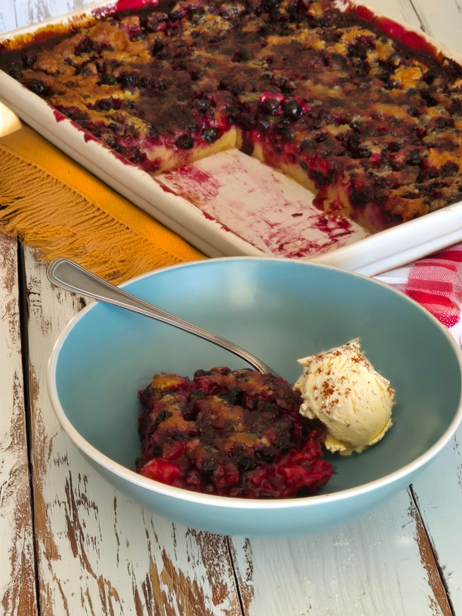 michanzl's tweet image. Blackcurrants are the perfect berries for a clafoutis, due to their distinct flavour.

#clafoutis #blackcurrant #baking #michasberrykitchen #sundaybaking