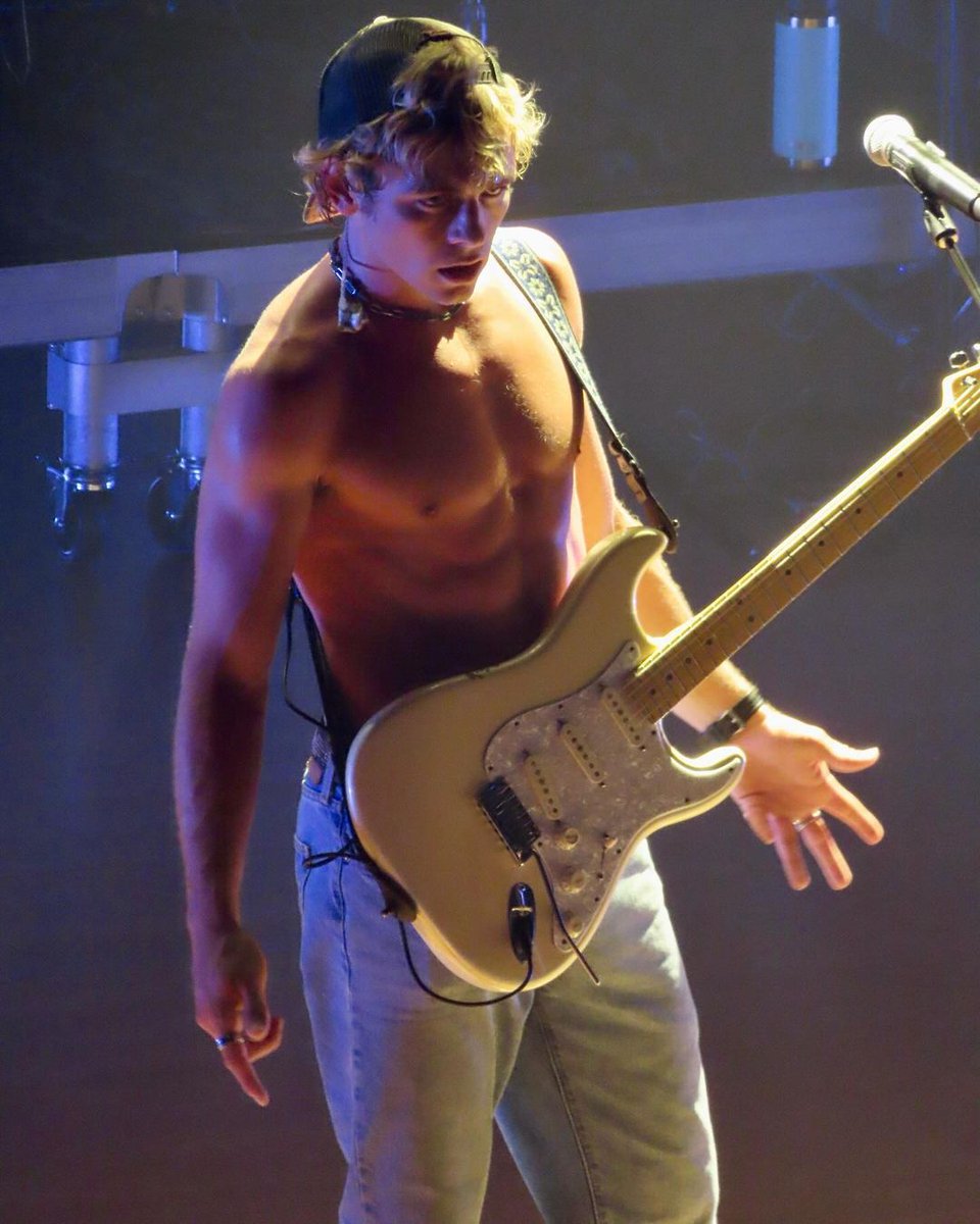 DailyRoss's tweet photo. .@RossLynch on stage at Auburn University in Alabama - August 24 🎸

📸: eunicek.jpg on Instagram https://t.co/1aXeELUvdc