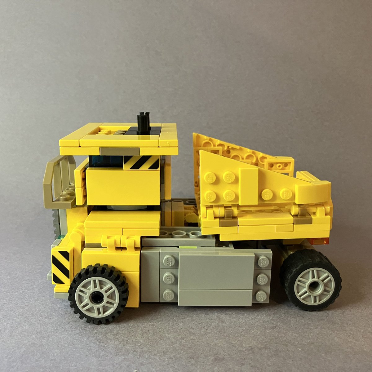 LegoGuy31's tweet image. LEGO Transformers Devastator - Long Haul 
#longhaul #devastator #transformers #construction #破壞者 #大力神 #transformation #transform #combine #tf #g1 #lego #afol #moc #mocer #mocs #brick #bricks #legocreation #トランスフォーマー #變形金剛 #レゴ #レゴロボ #ロボット #ロボ