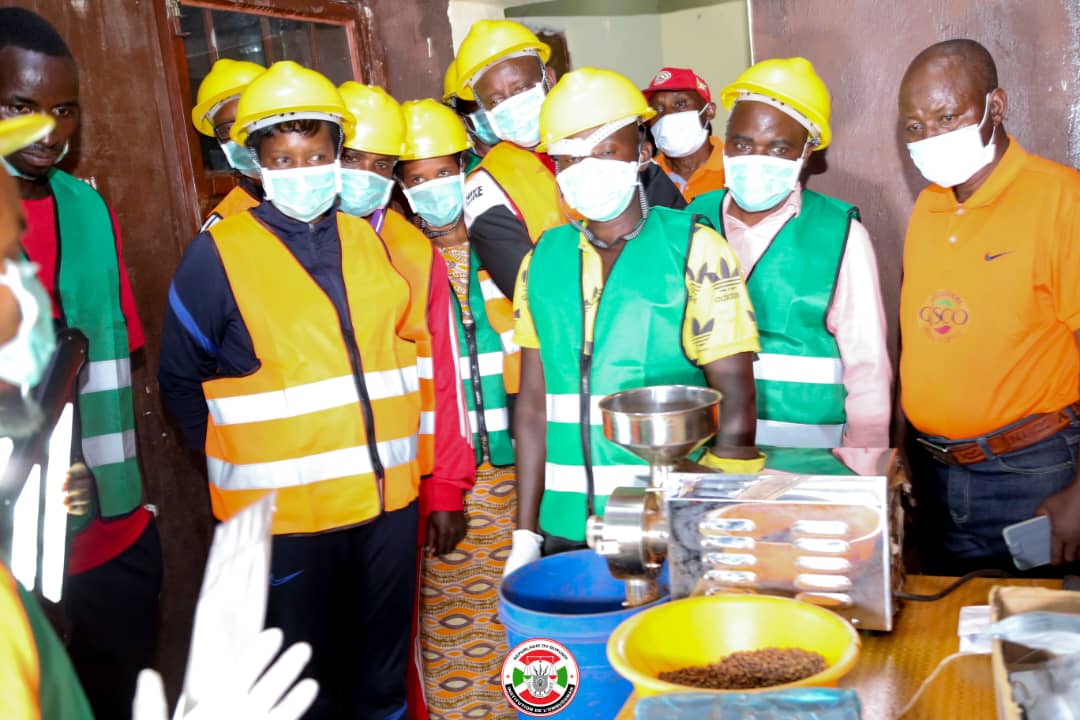 OmbudsmanBI's tweet image. Lundi 26/08/2024,journée consacrée par l'Ombudsman aux visites d'encouragement et de soutien des entrepreneurs dans la filière café,une culture de rente figurant dans les grandes priorités du @BurundiGov pour l'atteinte de la vision 2040-60.Elle a visité la Coopérative #GSCO.