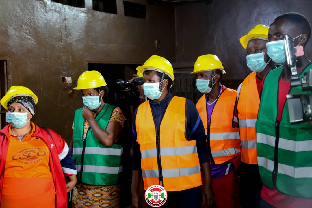 OmbudsmanBI's tweet image. Lundi 26/08/2024,journée consacrée par l'Ombudsman aux visites d'encouragement et de soutien des entrepreneurs dans la filière café,une culture de rente figurant dans les grandes priorités du @BurundiGov pour l'atteinte de la vision 2040-60.Elle a visité la Coopérative #GSCO.