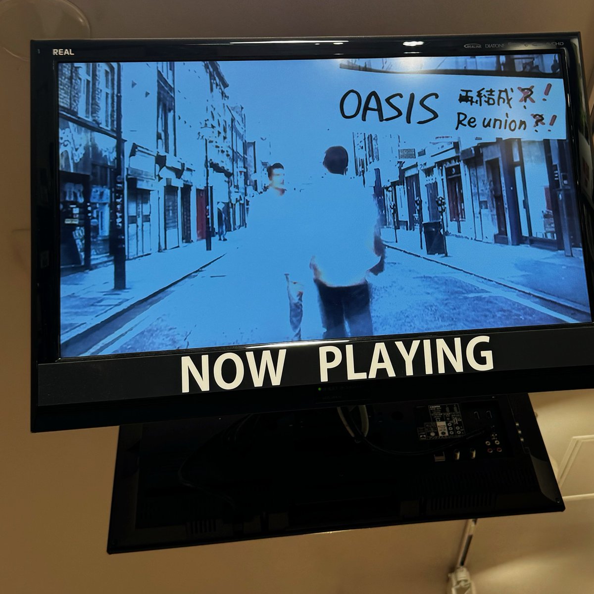 towervinyl's tweet photo. OASIS IS BACK!!!!!
本日終日OASIS爆音でストアプレイします！！
是非一緒に喜びを分かち合いましょう😭！
#oasis #oasisreunion #Oasis再結成 #オアシス https://t.co/4Hc9GBQhka