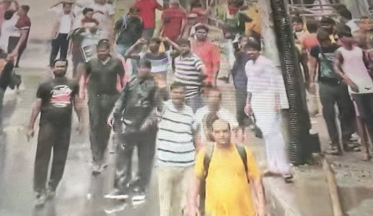 sayani06's tweet photo. Goon like appearances, hardly any woman seen, 4-5 national flag at the most, picnic like protest with protesters taking a cool shower under water canon. Dalla media using bullet sounds as back ground music to make tear gas shot sound like gun fire. 

What a circus! https://t.co/NT4hZzmgqK