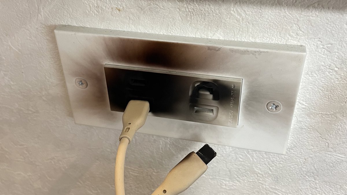 今までコンセントの穴に全く興味示さなかったくせなんなの😭
ずっと見張っとくとか無理なんだけど