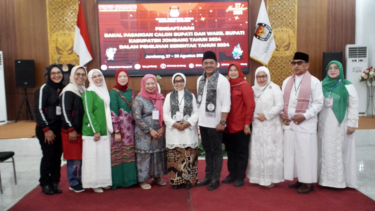 Sahabatningema's tweet photo. Ning @emaumiyyatulch mengawal sekaligus mendampingi Sang Ibunda Mundjidah Wahab dan Sumrambah mendaftar kontestasi Pemilihan Kepala Daerah (Pilkada) 2024 ke Komisi Pemilihan Umum (KPU) Jombang. (27/8/24).

#pilkada #jombang #mundjidahsumrambah #mundjidah  #calonbupati #ningema https://t.co/1cZZw6I94C