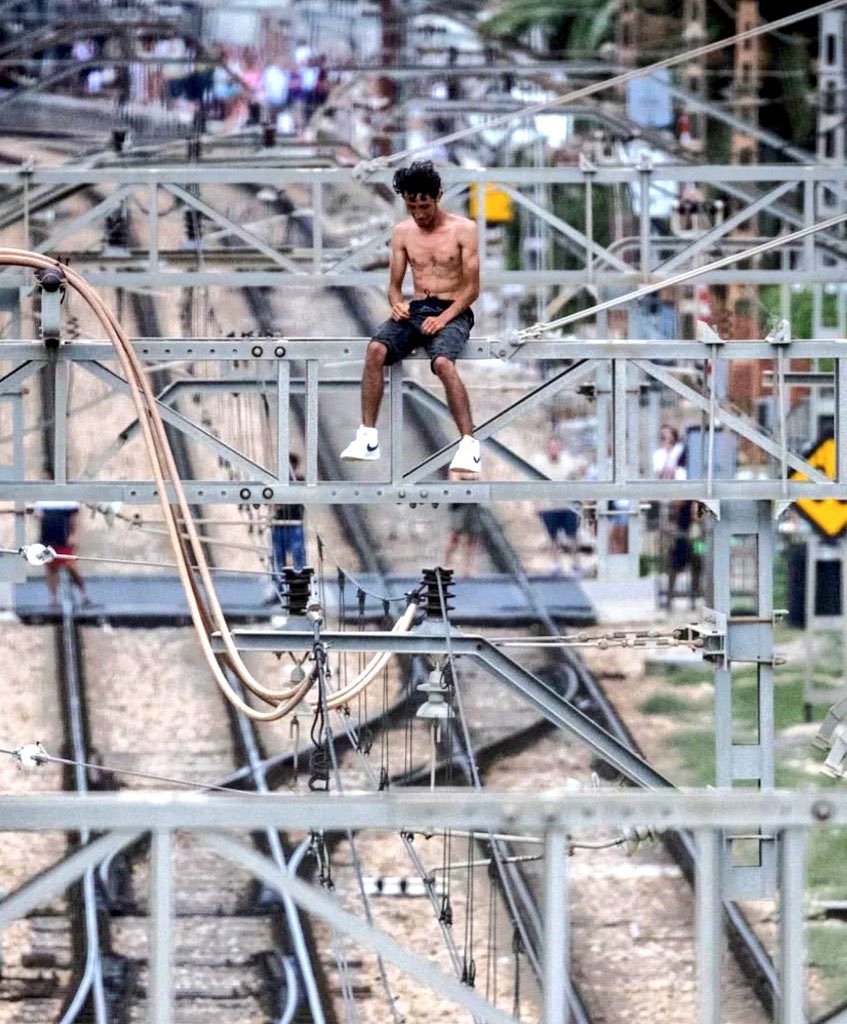 Este ARGELINO llegó en patera hace una semana a Alicante, en solo 7 días: ha agredido a un Policía Nacional, ha provocado un caos ferroviario afectando a 1500 personas y 40 trenes.

Este tipo en 7 días nos ha costado miles de euros. 

No, no es bulo es la realidad.