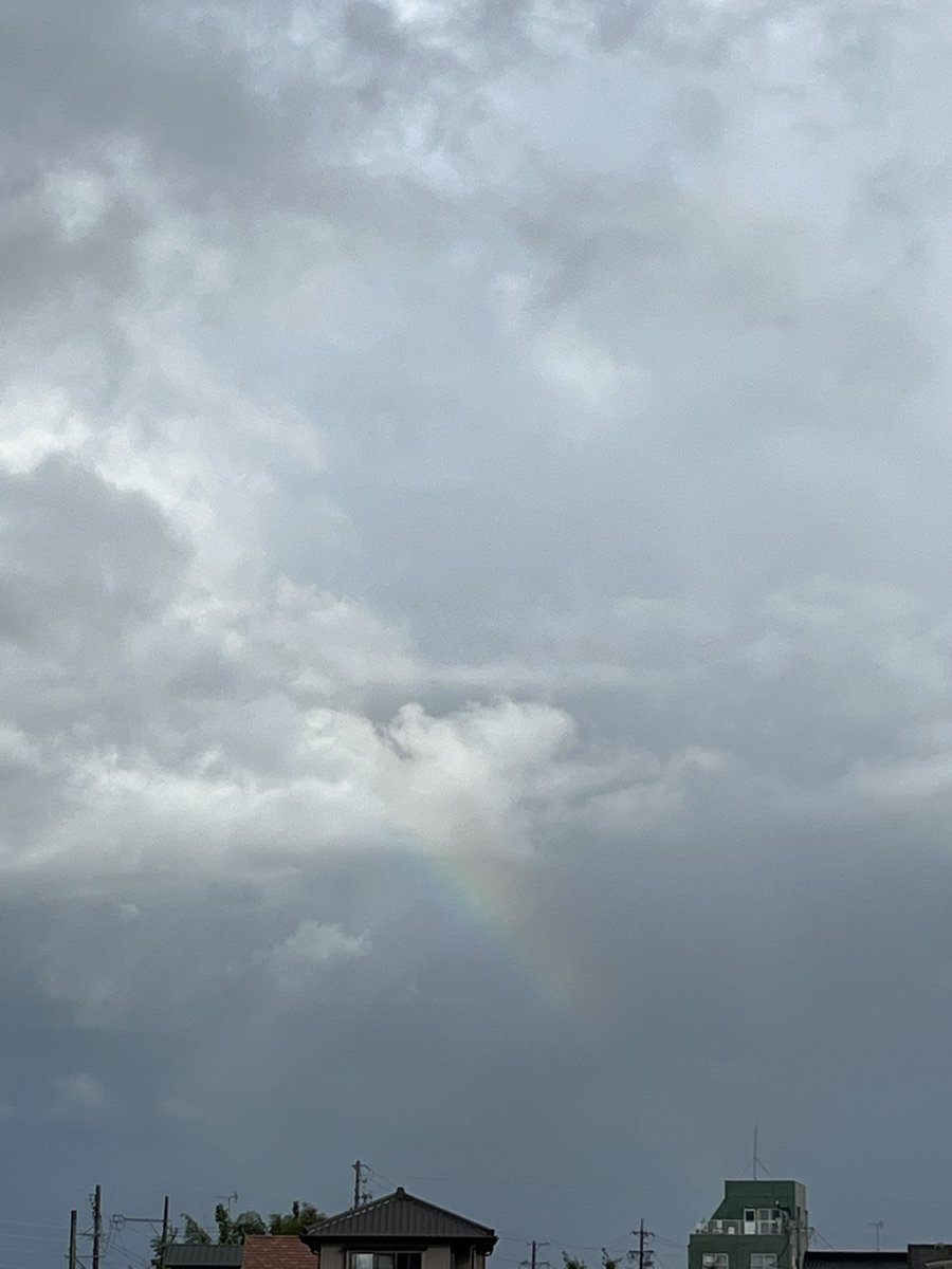 cisco_quartz's tweet photo. 台風接近中

そんなずいぶん重たそうな曇り空に
虹の切れ端見つけました

はて
どこかで聞いたようなフレーズだなあ

https://t.co/YeDyiuNvhG https://t.co/y0qFEc58QH