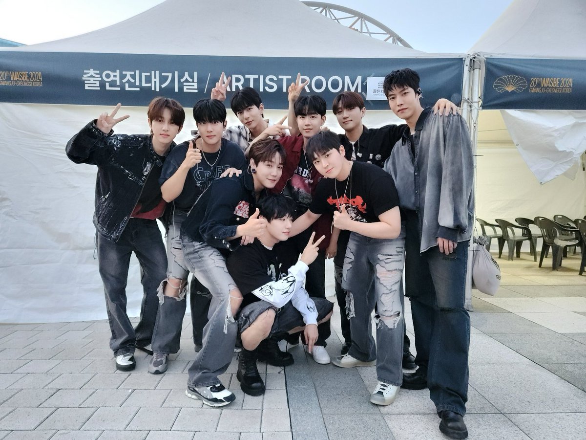 jangyoonism's tweet photo. it's so sad and heartbreaking how these were the last 2 group photos of golcha with youngtaek, jibeom and bomin in it.. but then sungyoon wasn't there... 💔💔💔 the last golcha group photo and it isn't even a OT10 group photo.. 💔💔💔😭😭😭 this fucking hurts. https://t.co/uDcxu6KZGj