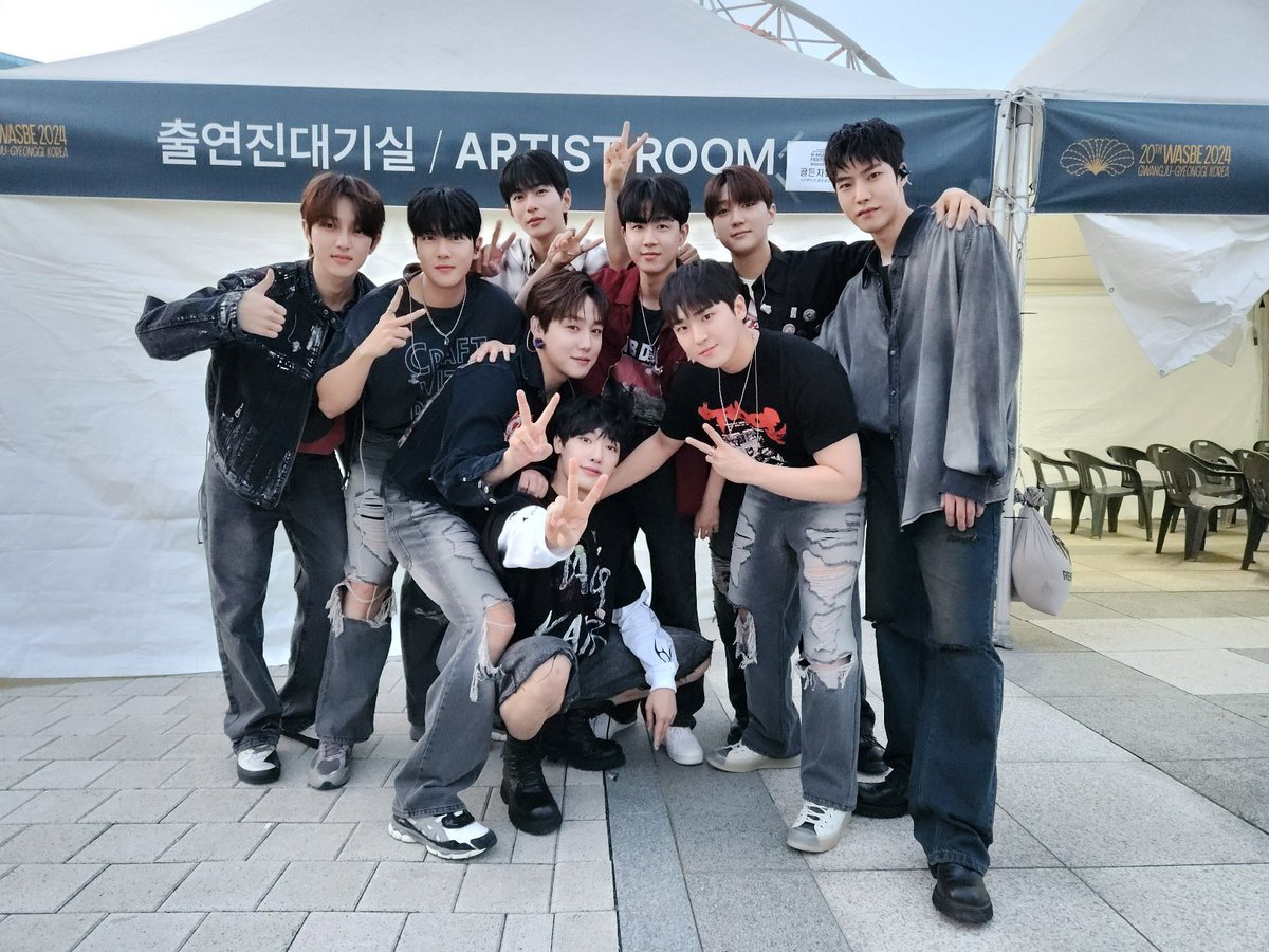 jangyoonism's tweet photo. it's so sad and heartbreaking how these were the last 2 group photos of golcha with youngtaek, jibeom and bomin in it.. but then sungyoon wasn't there... 💔💔💔 the last golcha group photo and it isn't even a OT10 group photo.. 💔💔💔😭😭😭 this fucking hurts. https://t.co/uDcxu6KZGj