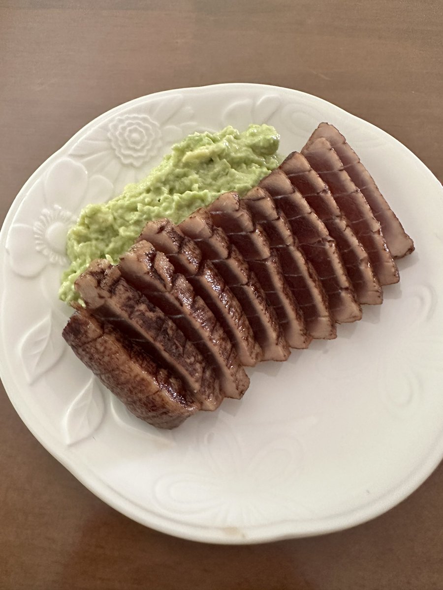 alter0002's tweet image. 漬けマグロアボカドわさびマヨを添えて。

なかなか良い感じに味付けできましたわ！