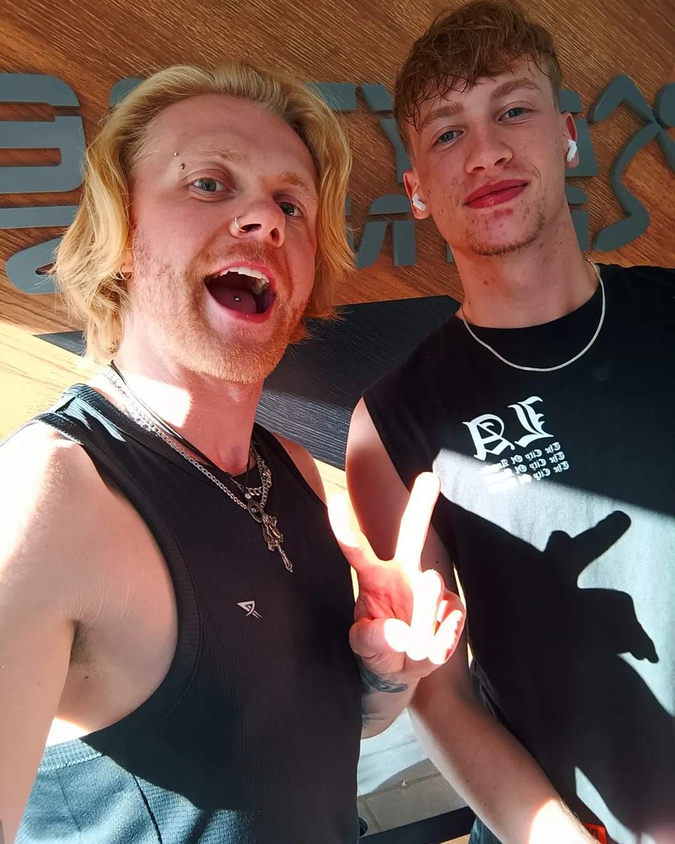 Aaronbartlett92's tweet photo. Gym selfie with my boy @beno_masterman_
#gym #gymselfie #anytimefitness #anytimefitnesswinchester #gymsquad #gymlover #workout #keeppunching #disipline #motivation #dontgiveup #dreams #fitness #viral https://t.co/d0dsYivdWU