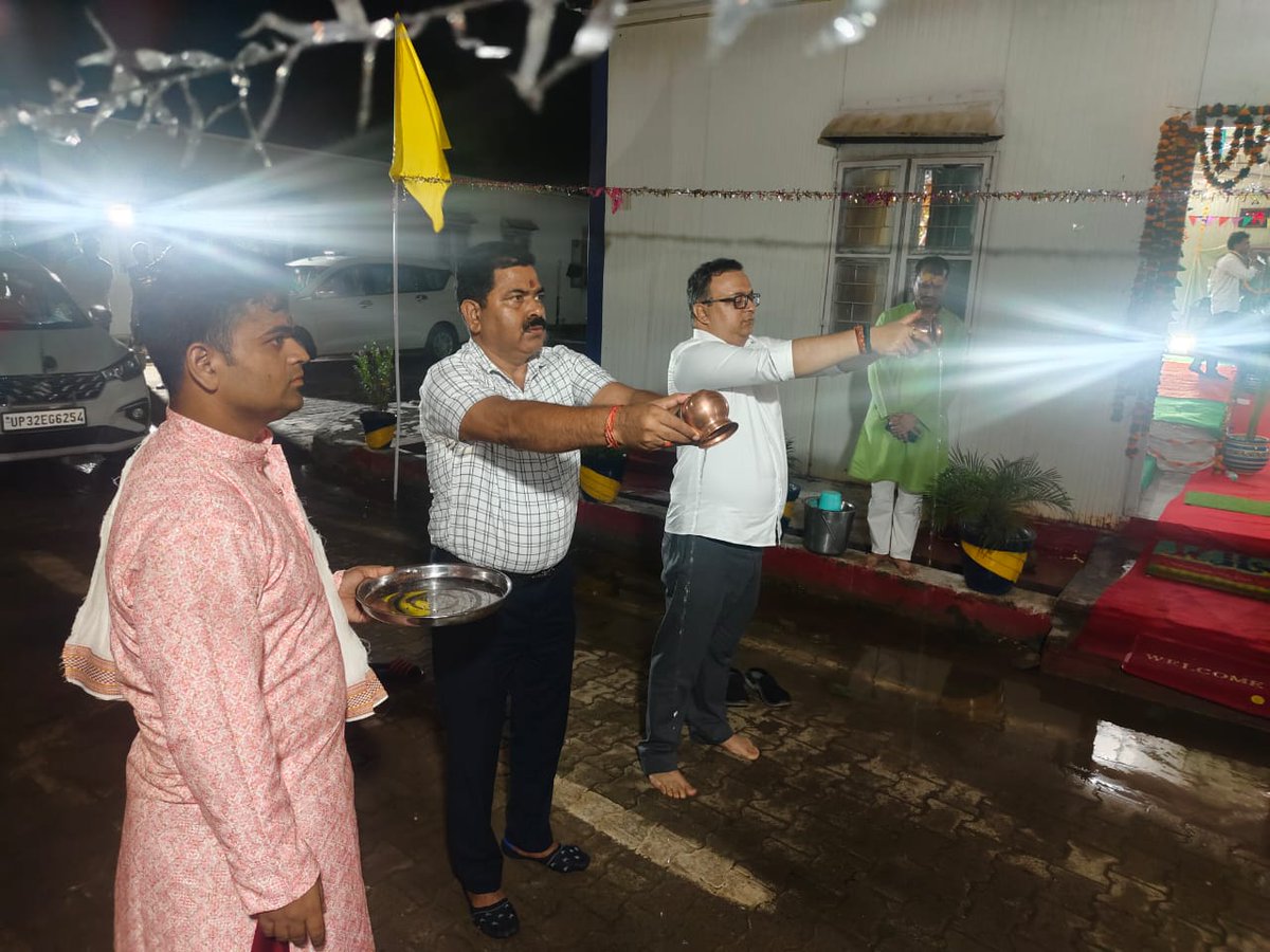 दिनांक 26.08.2024 को वाहिनी मुख्यालय में श्री कृष्ण जन्माष्टमी पर्व हर्षोल्लास और भक्ति भाव के साथ आयोजित किया गया। सेनानायक श्री स्वप्निल ममगाई (IPS) और वामा सारथी अध्यक्षा श्रीमती मीनू बिष्ट ममगाई (IRS) ने लड्डू गोपाल जी की पूजा-अर्चना से कार्यक्रम की शुरुआत की।