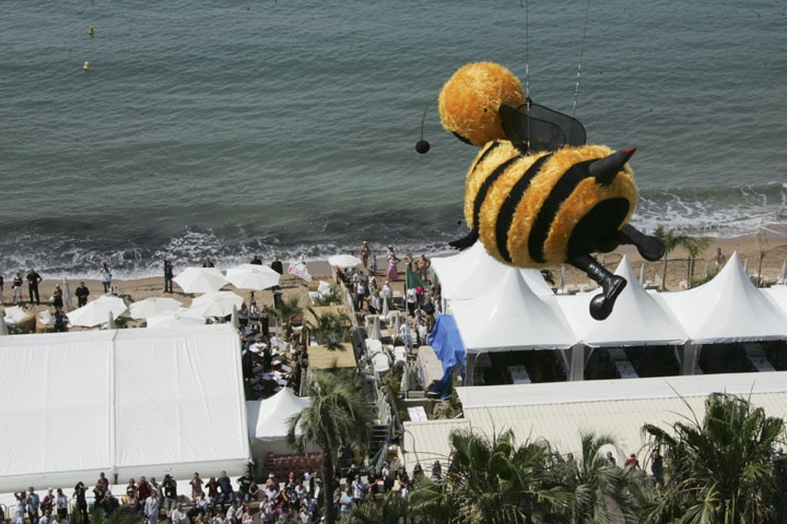 FilmChatPodcast's tweet photo. Jerry Seinfeld dressing up at a bee at Cannes in a desperate attempt to promote his film. https://t.co/3CzO1lvKuQ