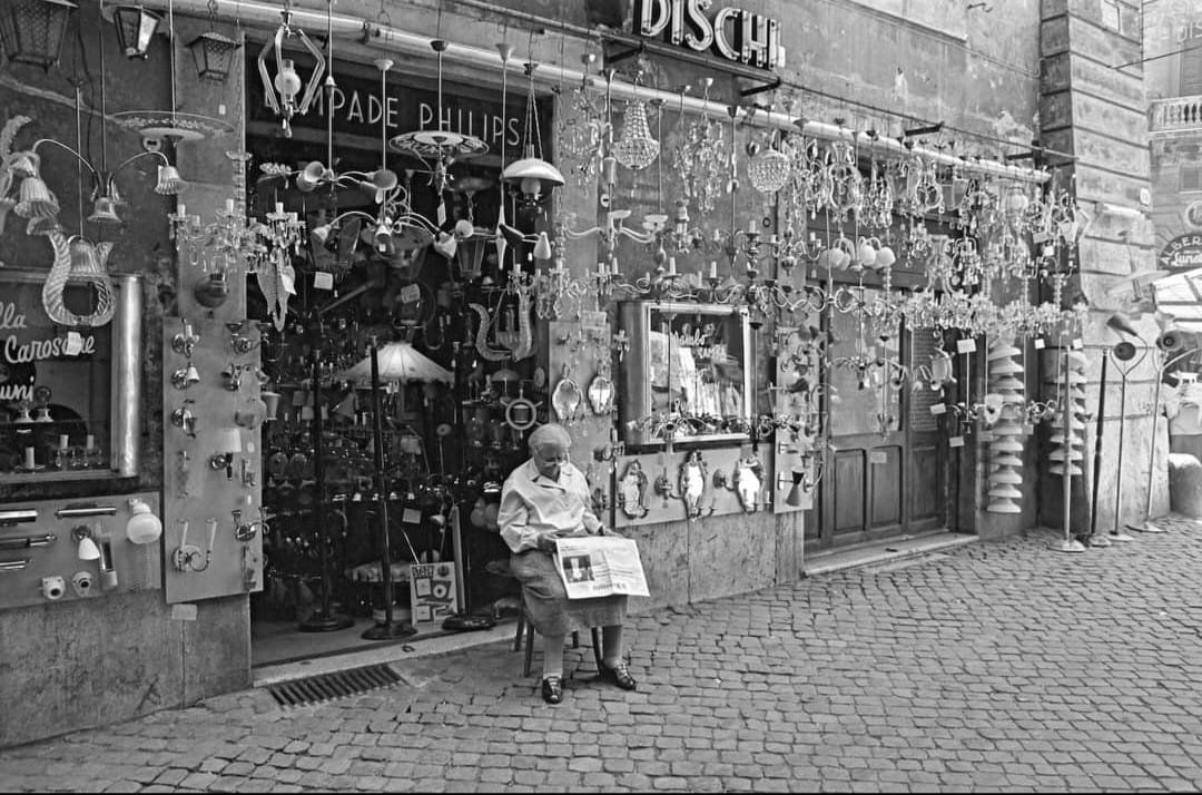 sampietrino's tweet photo. Negozio di lampade in via del Paradiso, 1962 (Roma ieri oggi).
In fondo si intravede l'hotel Lunetta in piazza del Paradiso, vicino Campo dei Fiori.

Dal Facebook "Memorie di Roma"

#TBT #TakeMeBackThursday ⁣#TakeMeBack #sampietrino #sanpietrino #sampietrini #sanpietrini #roma https://t.co/eOGGfvJIFX