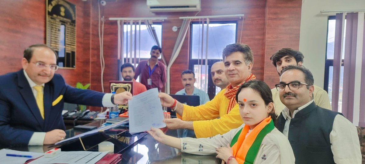 RavinderRaina's tweet photo. #Shagun_Parihar Ji,
BJP Candidate from Kishtwar Assembly Constituency file her nomination papers. https://t.co/8qDAaB2n3n