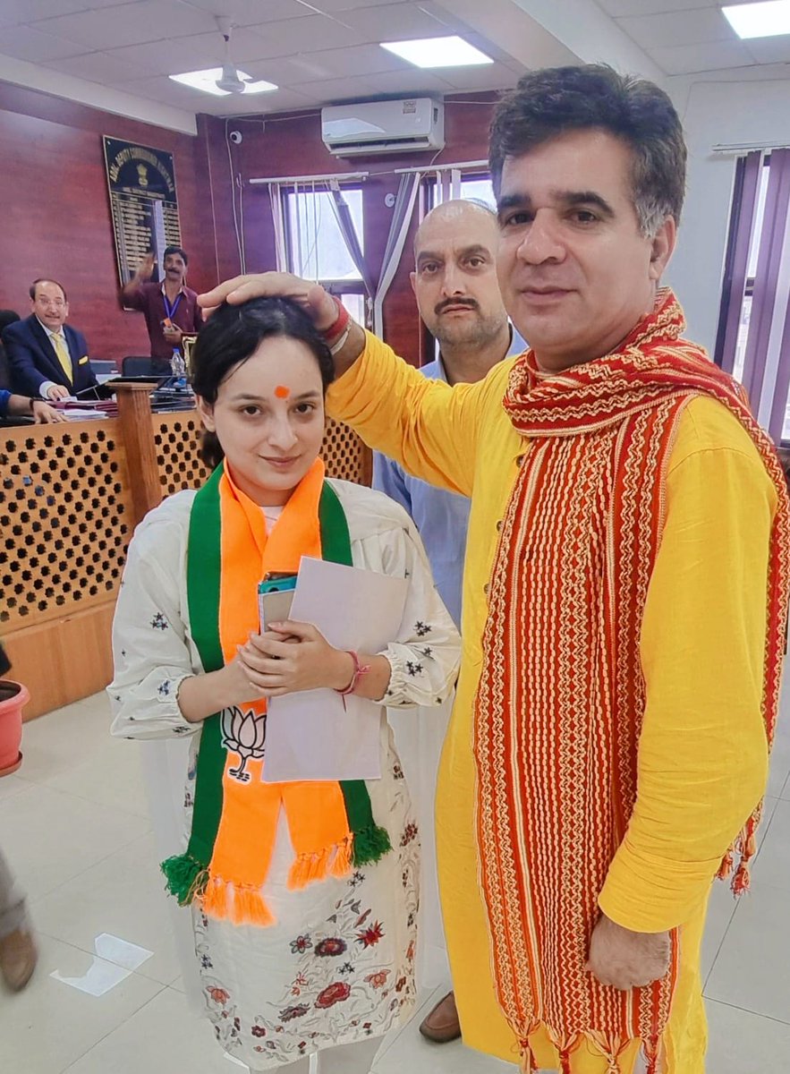 RavinderRaina's tweet photo. #Shagun_Parihar Ji,
BJP Candidate from Kishtwar Assembly Constituency file her nomination papers. https://t.co/8qDAaB2n3n