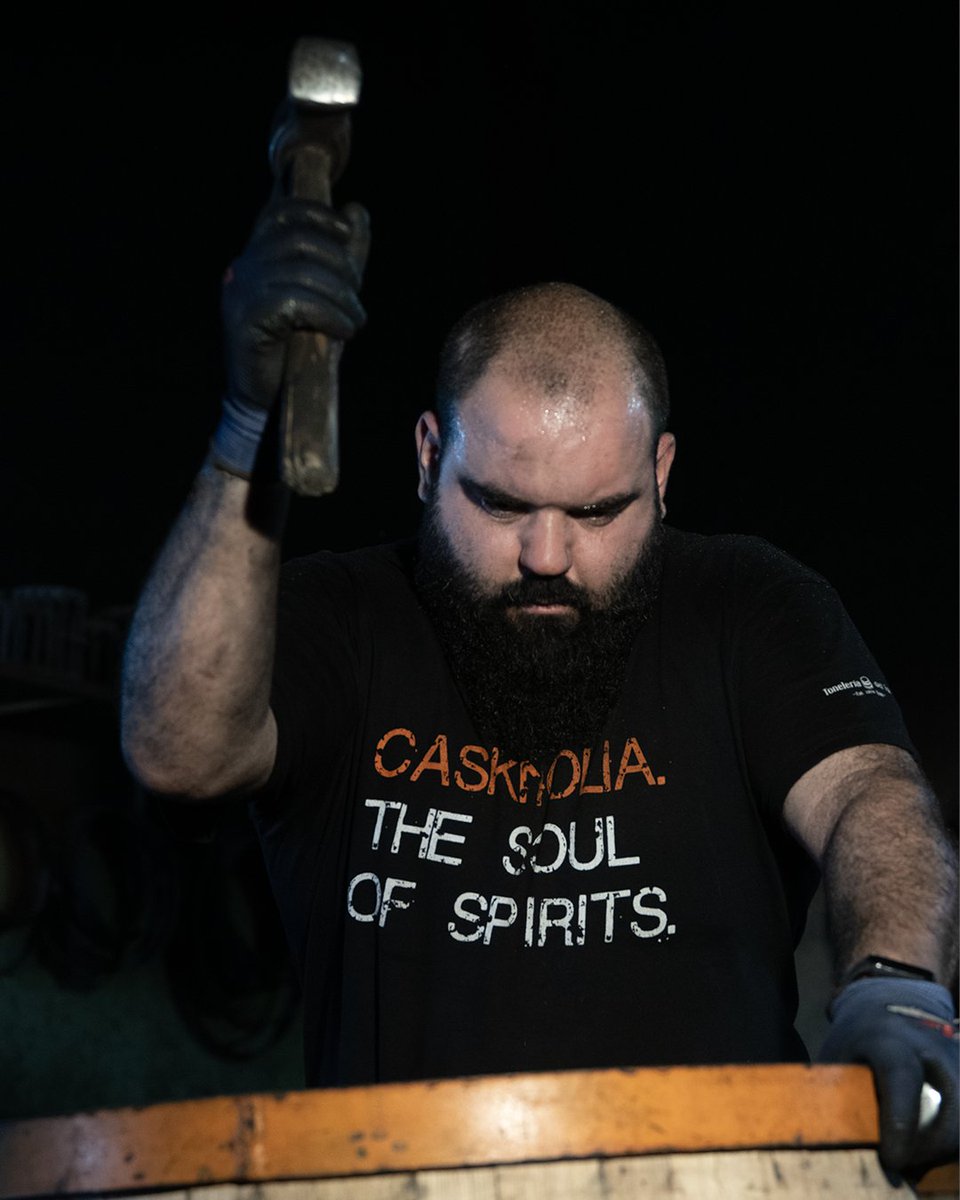 casknolia's tweet photo. ⚒️ Working as a cooper requires strength, dexterity, and precision. It takes years of experience in a trade where we work with living raw materials such as wood, water, and fire, and use tools that have been used for centuries 🔥 

#casknolia #toneleriadelsur #sherrycasks https://t.co/Th0t1tXcCz